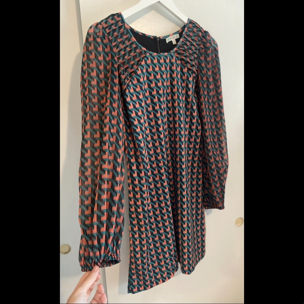 Great Casual dimensional pattern dress!
